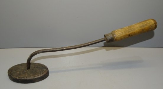 -ANCIEN FER PLAQUE  fer à repasser FORME OVALE  AVEC MANCHE BOUT BOIS    D