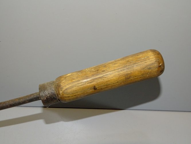 -ANCIEN FER PLAQUE  fer à repasser FORME OVALE  AVEC MANCHE BOUT BOIS    D