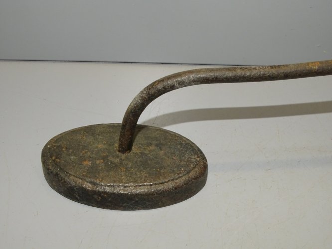 -ANCIEN FER PLAQUE  fer à repasser FORME OVALE  AVEC MANCHE BOUT BOIS    D