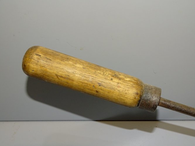 -ANCIEN FER PLAQUE  fer à repasser FORME OVALE  AVEC MANCHE BOUT BOIS    D