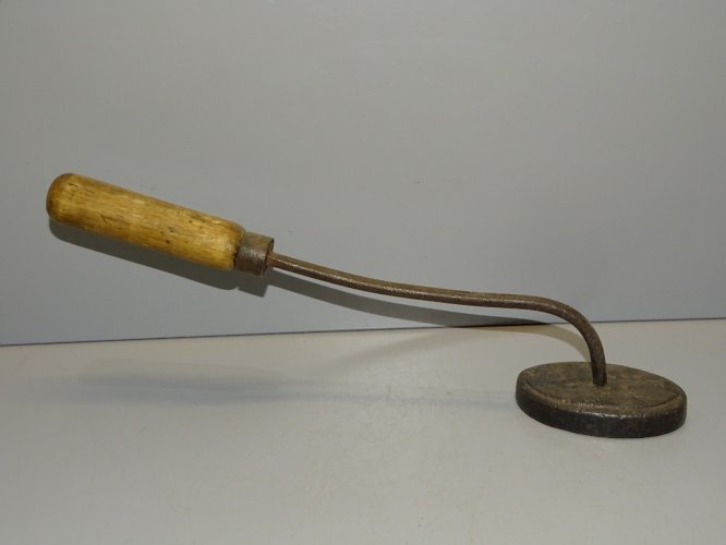 -ANCIEN FER PLAQUE  fer à repasser FORME OVALE  AVEC MANCHE BOUT BOIS    D