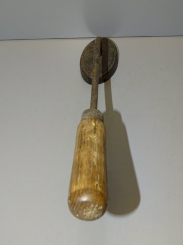 -ANCIEN FER PLAQUE  fer à repasser FORME OVALE  AVEC MANCHE BOUT BOIS    D