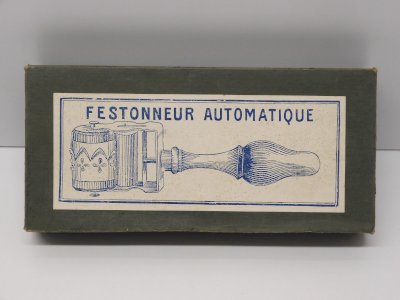 -ANCIEN FESTONNEUR AUTOMATIQUE dans sa Boite avec 4 MOTIFS COLLECTION COUTURE  D