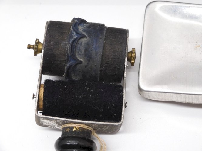 -ANCIEN FESTONNEUR AUTOMATIQUE dans sa Boite avec 4 MOTIFS COLLECTION COUTURE  D