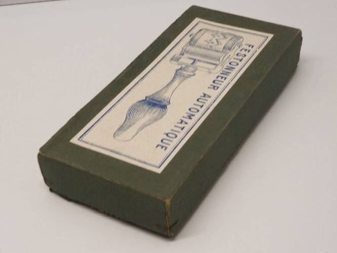 -ANCIEN FESTONNEUR AUTOMATIQUE dans sa Boite avec 4 MOTIFS COLLECTION COUTURE  D