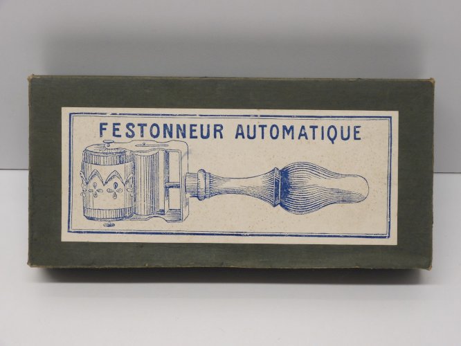 -ANCIEN FESTONNEUR AUTOMATIQUE dans sa Boite avec 4 MOTIFS COLLECTION COUTURE  D