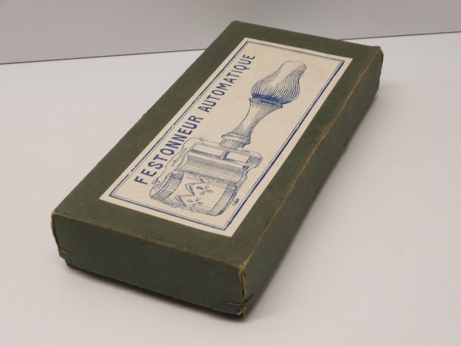 -ANCIEN FESTONNEUR AUTOMATIQUE dans sa Boite avec 4 MOTIFS COLLECTION COUTURE  D