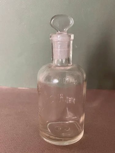 Ancien flacon dapothicaire en verre Alcool de Menthe de Ricqlès avec bouchon