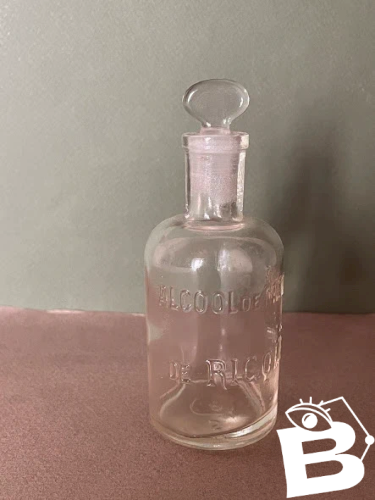 Ancien flacon dapothicaire en verre Alcool de Menthe de Ricqlès avec bouchon