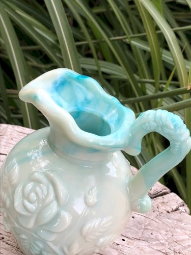 Ancien flacon de parfum Avon en opaline bleue