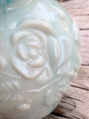 Ancien flacon de parfum Avon en opaline bleue