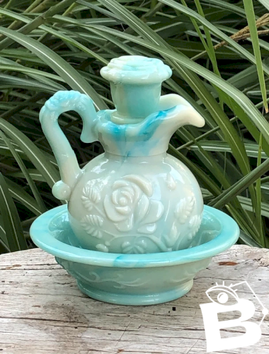 Ancien flacon de parfum Avon en opaline bleue