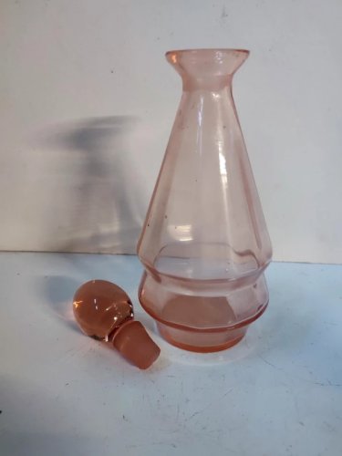 ancien flacon en verre rose forme geometrique en bon etat