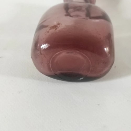 Ancien flacon en verre soufflé de couleur violette