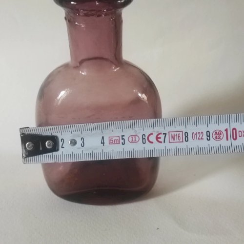 Ancien flacon en verre soufflé de couleur violette