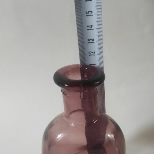 Ancien flacon en verre soufflé de couleur violette