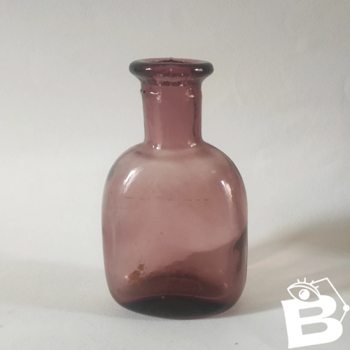 Ancien flacon en verre soufflé de couleur violette