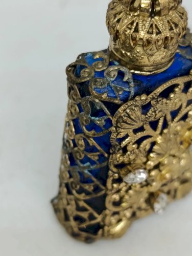 ancien flacon metal doré et verre bleu origine tcheque? en bon etat