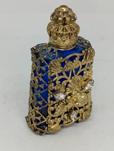 ancien flacon metal doré et verre bleu origine tcheque? en bon etat