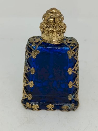 ancien flacon metal doré et verre bleu origine tcheque? en bon etat