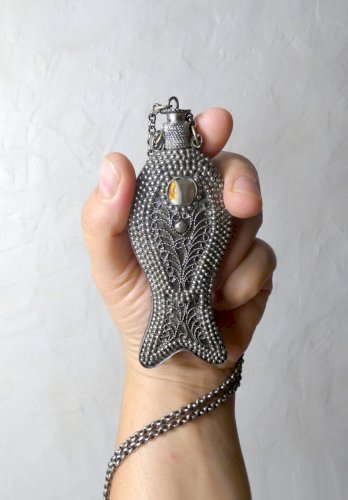 Ancien flacon parfum pendentif poisson argent perlé filigrane cabochon ethnique