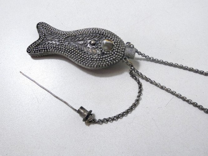 Ancien flacon parfum pendentif poisson argent perlé filigrane cabochon ethnique