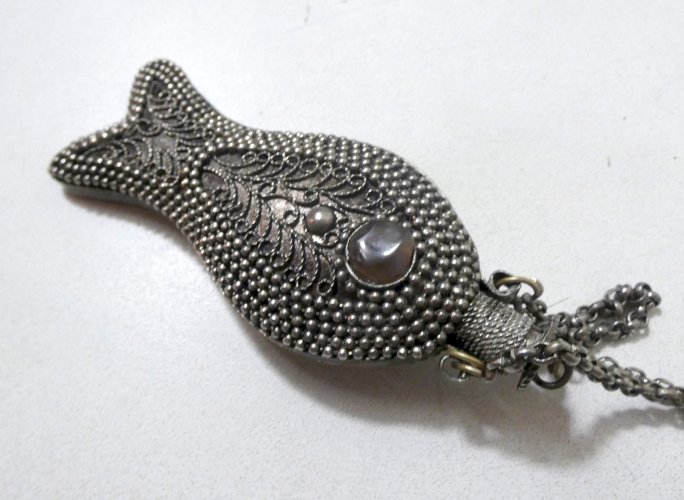 Ancien flacon parfum pendentif poisson argent perlé filigrane cabochon ethnique