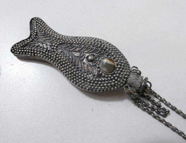 Ancien flacon parfum pendentif poisson argent perlé filigrane cabochon ethnique