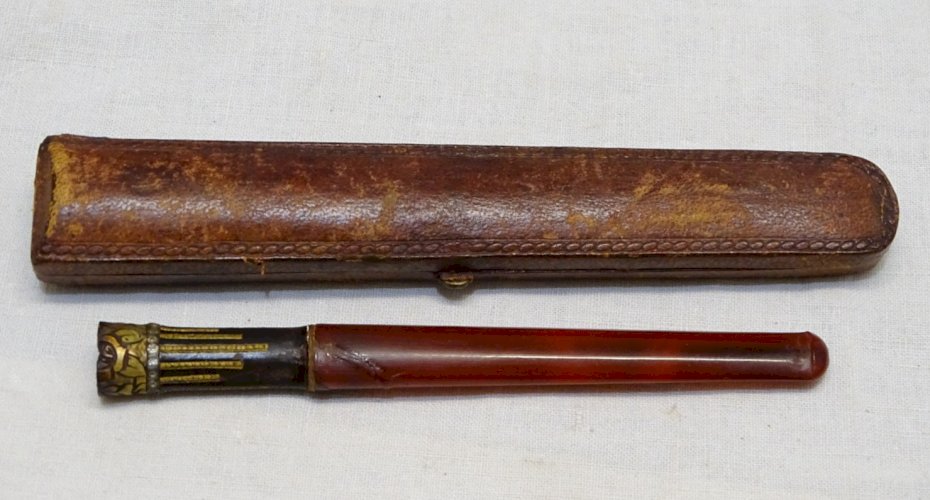 -ANCIEN FUME CIGARETTE ART DECO DANS SON ETUI CUIR COLLECTION FUMEUR VITRINE   D