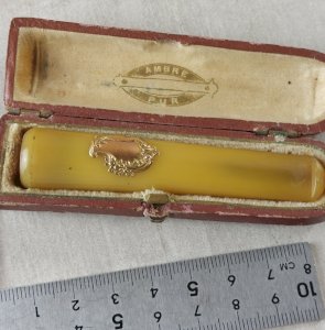 Old smoke / cigarette holder, amber