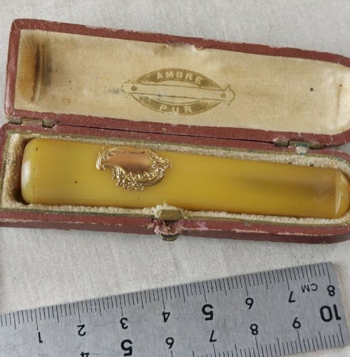 Ancien fume / porte cigarette, ambre ^