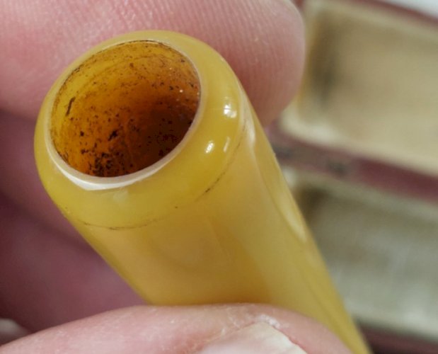 Ancien fume / porte cigarette, ambre ^