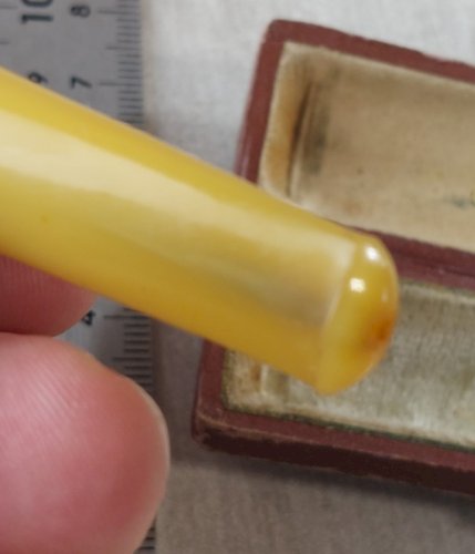 Ancien fume / porte cigarette, ambre ^