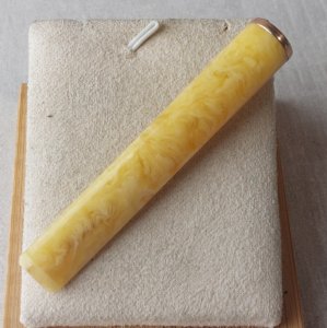 Old smoker / cigarette holder, gold ring