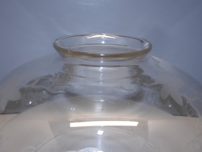 - ANCIEN GLOBE POUR LAMPE ou SUSPENSION EN VERRE INCOLORE Décor GRAPPES RAISIN D