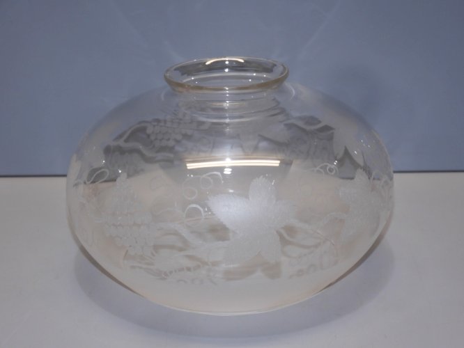 - ANCIEN GLOBE POUR LAMPE ou SUSPENSION EN VERRE INCOLORE Décor GRAPPES RAISIN D