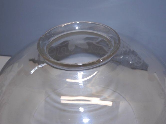 - ANCIEN GLOBE POUR LAMPE ou SUSPENSION EN VERRE INCOLORE Décor GRAPPES RAISIN D