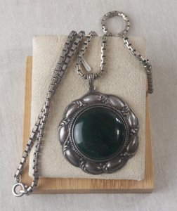 Vintage long necklace with green stone pendant, in silver.
