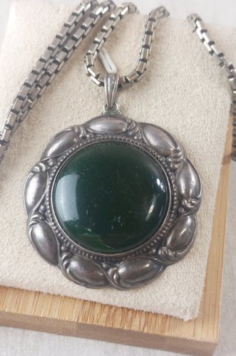 Ancien grand collier sautoir avec pendentif pierre verte, en argent ^