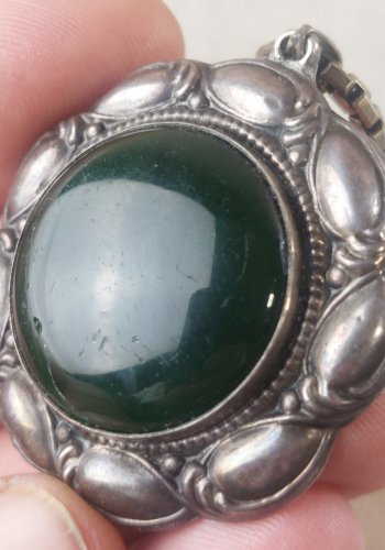 Ancien grand collier sautoir avec pendentif pierre verte, en argent ^