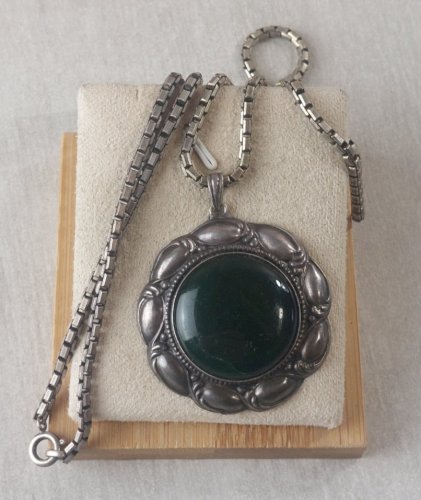Ancien grand collier sautoir avec pendentif pierre verte, en argent ^