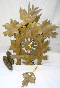 -ANCIEN GRAND COUCOU FORET NOIRE BOIS SORTI DE GRENIER A REMETTRE EN MARCHE   D