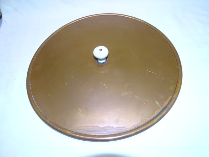 -ANCIEN GRAND COUVERCLE EN CUIVRE BOUTON PORCELAINE BLANCHE DECO CUISINE   D