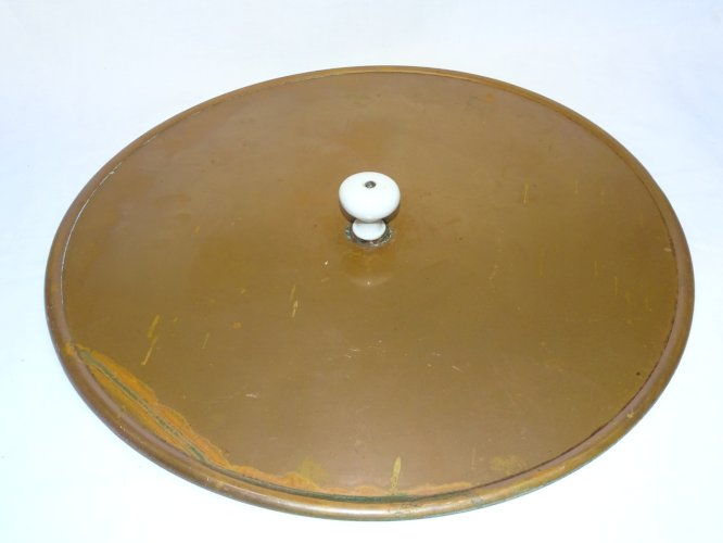 -ANCIEN GRAND COUVERCLE EN CUIVRE BOUTON PORCELAINE BLANCHE DECO CUISINE   D
