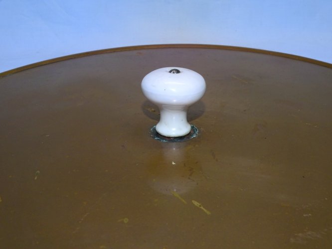 -ANCIEN GRAND COUVERCLE EN CUIVRE BOUTON PORCELAINE BLANCHE DECO CUISINE   D