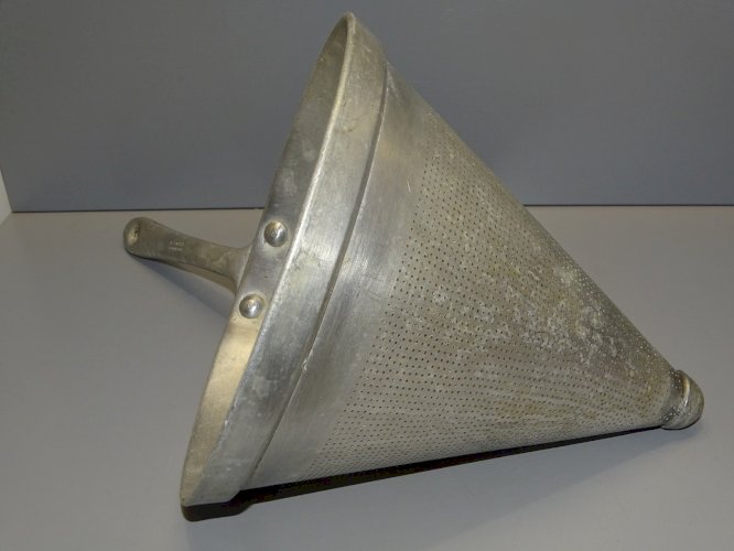 -ANCIEN GRAND EGOUTTOIR PASSOIRE en ALUMINIUM MARQUE J.RIVIERE LE BLANC INDRE  D