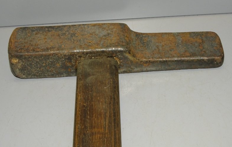 -ANCIEN GRAND MARTEAU DE FORGERON?? MANCHE EN BOIS  OUTIL ANCIEN  COLLECTION  D