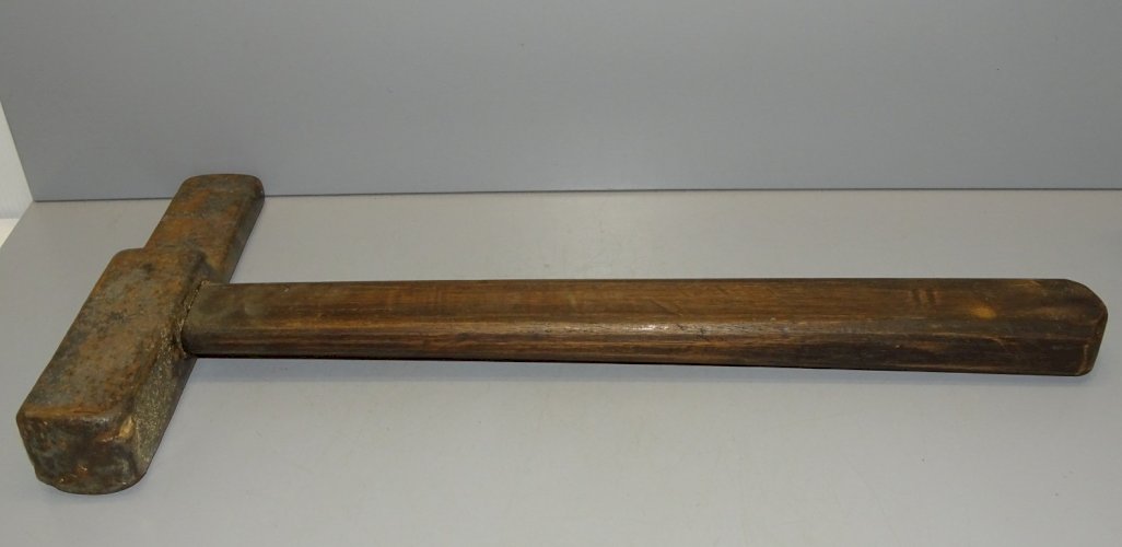 -ANCIEN GRAND MARTEAU DE FORGERON?? MANCHE EN BOIS  OUTIL ANCIEN  COLLECTION  D
