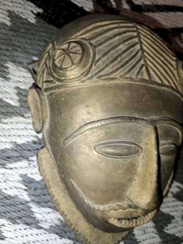 ancien grand masque en bronze africain en bon etat