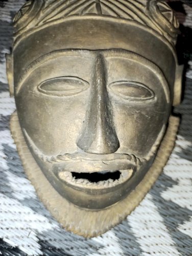 ancien grand masque en bronze africain en bon etat